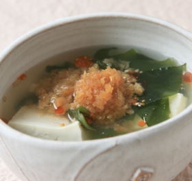 わかめと豆腐のスープ　ふりかけ生姜のせ