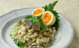 こんにゃくみそ漬のレタスチャーハン　味たまごのせ