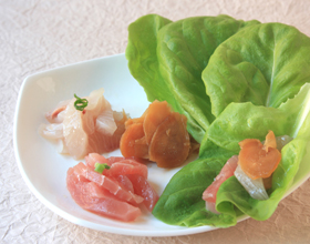 生姜みそ漬と刺身のサラダ菜包み